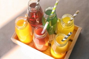 Şişelerde lezzetli meyve suları 