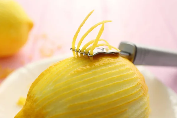 Färska skalade citron — Stockfoto