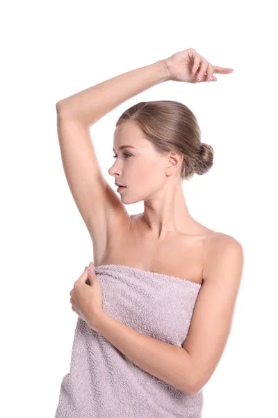 Bella giovane donna in asciugamano su sfondo bianco. Concetto di utilizzo di deodorante — Foto Stock