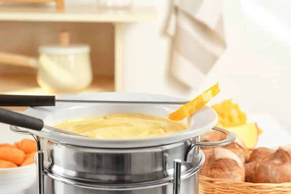 Trzymać się kawałek papryki i fondue z sera w garnku, zbliżenie — Zdjęcie stockowe