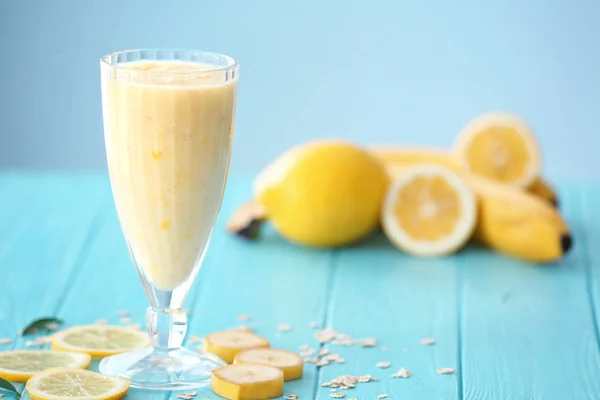 Vaso con batido de fruta fresca en la mesa —  Fotos de Stock