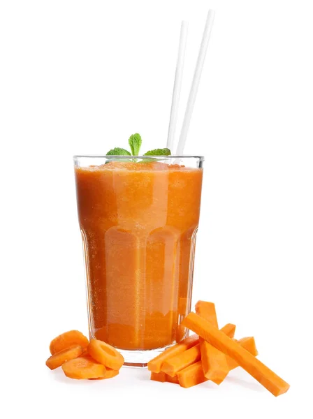 Bicchiere con frullato di carote fresco e saporito su sfondo bianco — Foto Stock