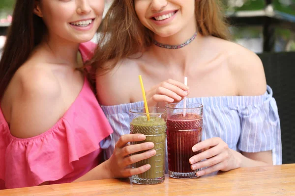 Κυρίες απολαμβάνοντας φρέσκα smoothie — Φωτογραφία Αρχείου