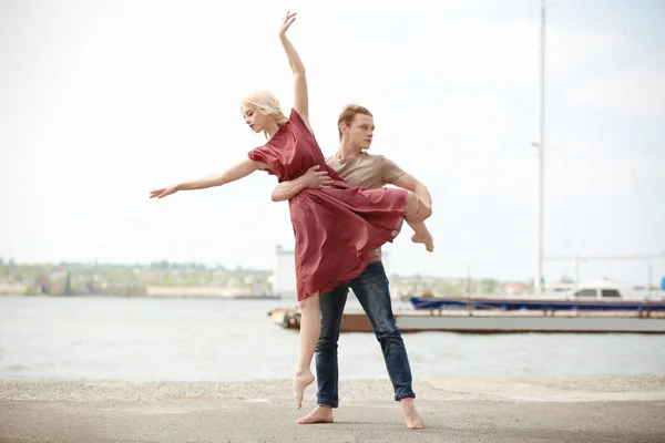 Couple passionné dansant à l'extérieur — Photo