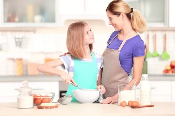 Mother and daughter cooking — Stock Photo, Image