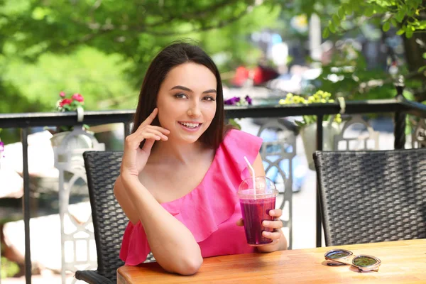 Tętniącej życiem młoda kobieta picie świeżego smoothie w kawiarni — Zdjęcie stockowe