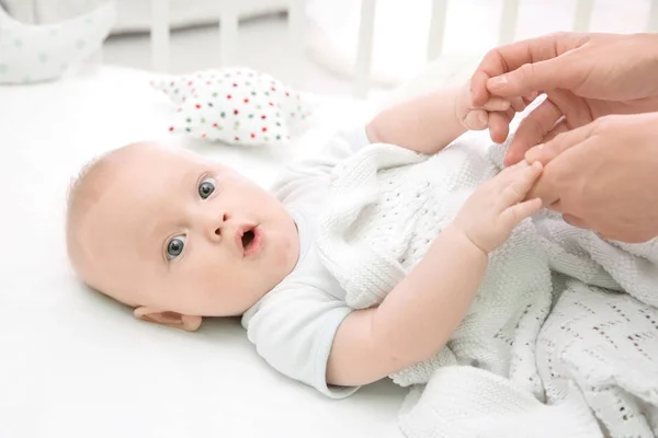 Adorável bebê deitado no berço — Fotografia de Stock