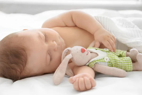 Aranyos kis bébi játék alszik az ágyban otthon — Stock Fotó