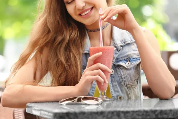 Woman drinking fresh smoothie — Stock Photo, Image