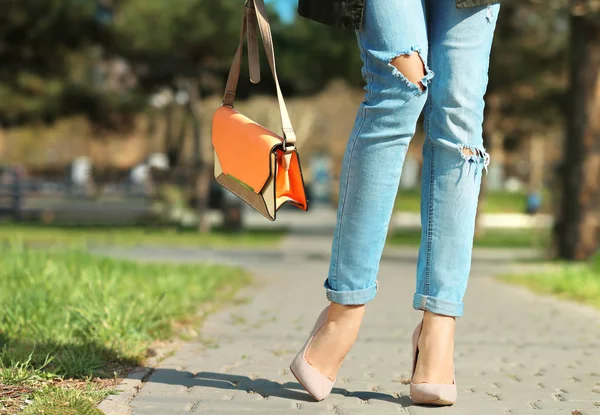 Giovane donna con gambe sottili in tacchi alti all'aperto — Foto Stock