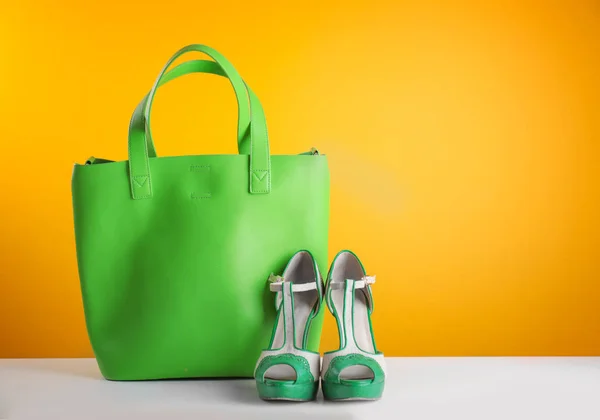 Green handbag and high heels — Stock Photo, Image