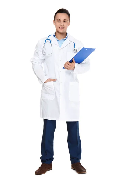 Joven médico varón con estetoscopio y portapapeles sobre fondo blanco —  Fotos de Stock