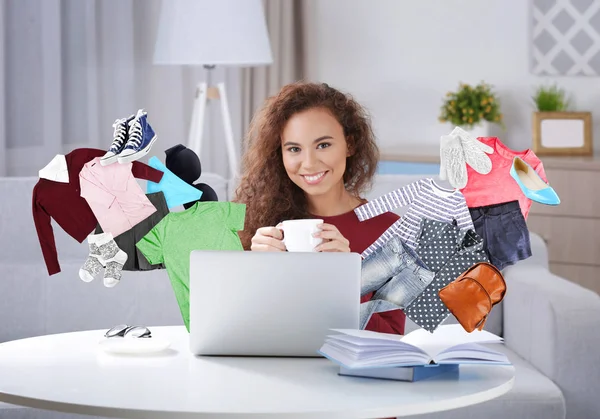 Młoda kobieta za pomocą laptopa do przeglądania sklepu internetowego w domu. Zakupy online koncepcja — Zdjęcie stockowe