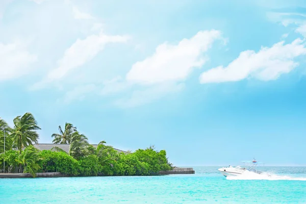 Hermoso paisaje marino con barco moderno e isla tropical —  Fotos de Stock