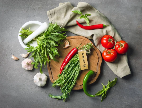 Samenstelling met verse kruiden en groenten — Stockfoto
