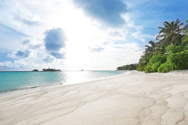 Utsikt över vacker tropisk strand på sea resort. Sommar semester koncept — Stockfoto