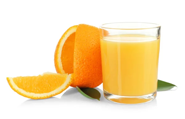 Стакан свежего сока и апельсина — стоковое фото