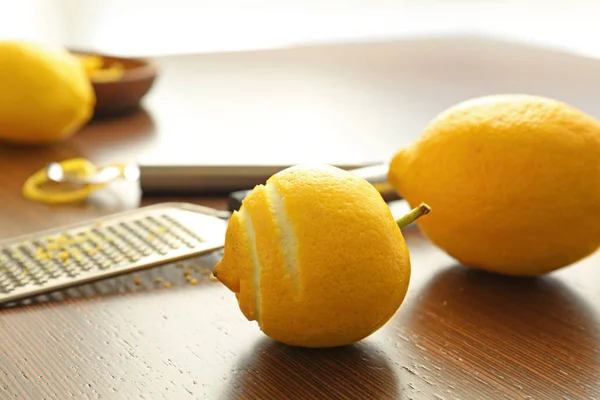 Fresh lemons on wooden table, closeup — Stock Photo, Image