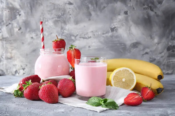 Erdbeer-Bananen-Smoothie — Stockfoto