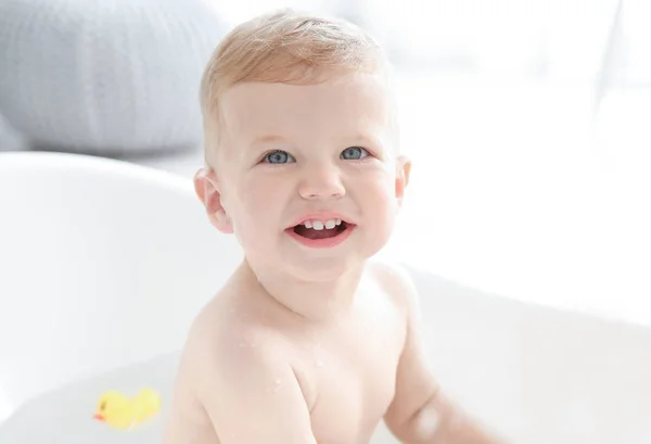 Pequeno menino lavando na banheira em casa — Fotografia de Stock