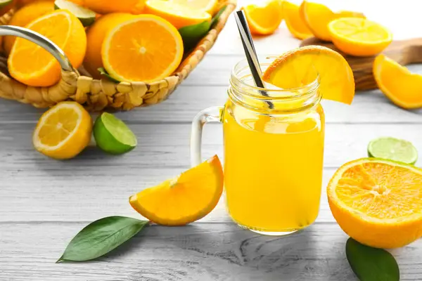 Frischer Orangensaft — Stockfoto