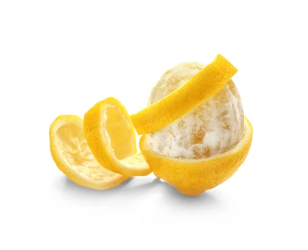 白い背景のおいしい皮をむいた柑橘系の果物 — ストック写真