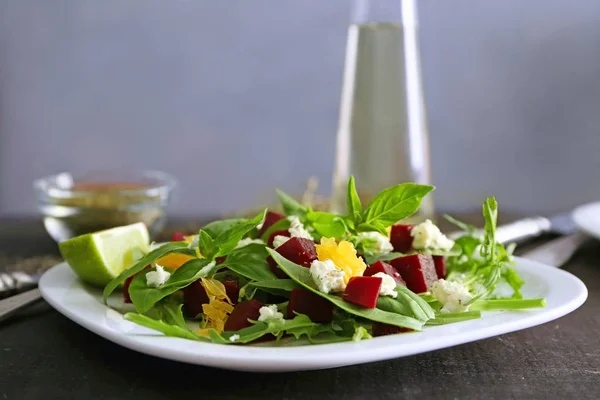Assiette avec salade de betteraves — Photo