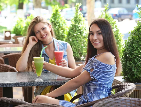 Panie, ciesząc się świeże smoothie — Zdjęcie stockowe