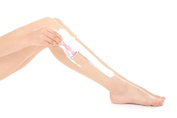 Genç kadın tıraş bacak — Stok fotoğraf