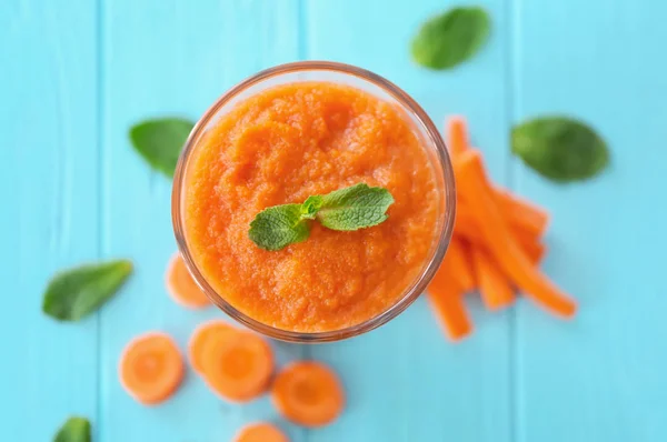 Vetro con frullato di carota saporito fresco sul tavolo — Foto Stock