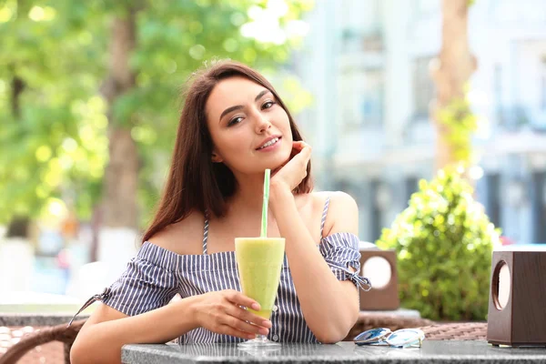 年轻漂亮的女人喝冰沙在咖啡馆 — 图库照片