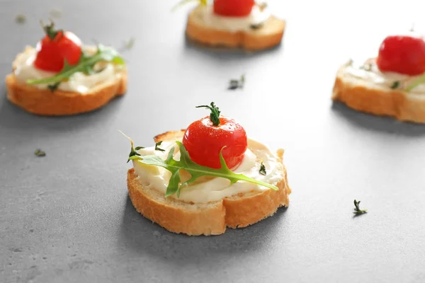 Délicieux toasts aux tomates cerises — Photo
