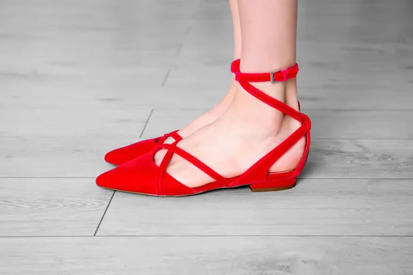 Vrouw in stijlvolle platte schoenen — Stockfoto