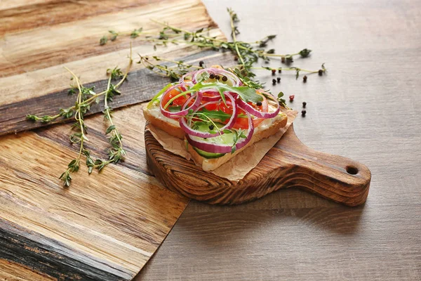 Deliciosas torradas e legumes — Fotografia de Stock