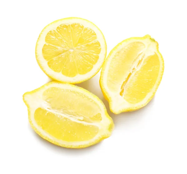 Köstliche in Scheiben geschnittene Zitrusfrüchte auf weißem Hintergrund — Stockfoto