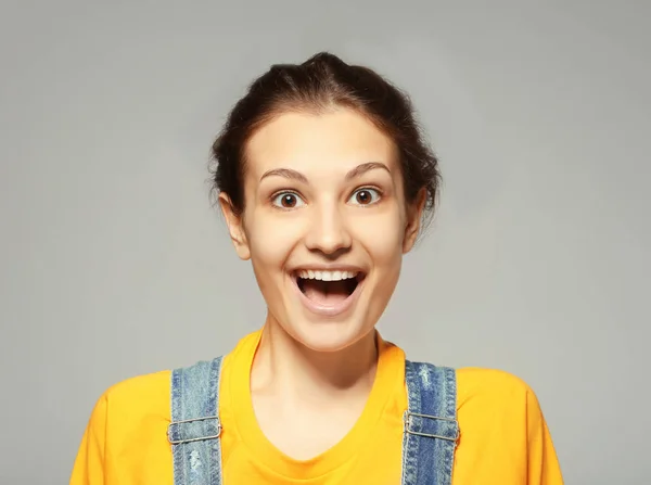 Schöne Frau posiert auf grauem Hintergrund — Stockfoto