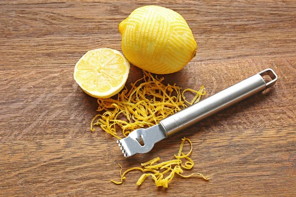 Speciaal gereedschap, schil en verse citroenen — Stockfoto