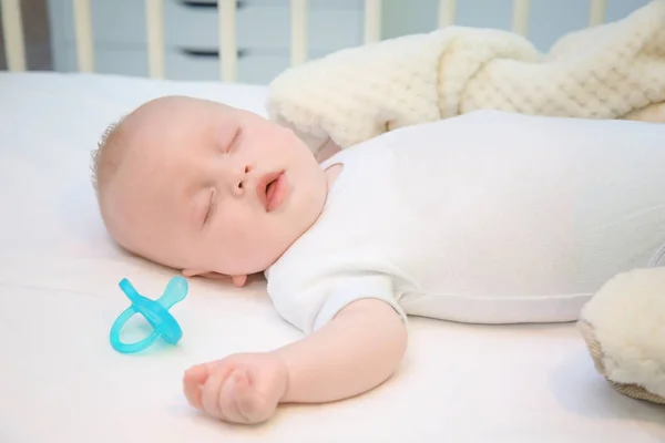 Rozkošné miminko spí v kolébce — Stock fotografie