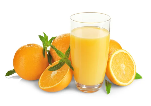 Ποτήρι φρέσκο χυμό και πορτοκάλια — Φωτογραφία Αρχείου