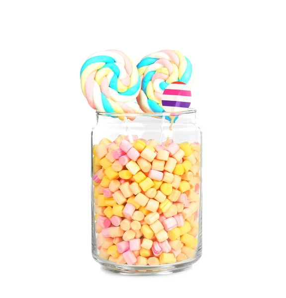 Различные конфеты в стеклянной банке — стоковое фото