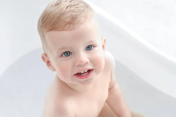 Liten pojke tvätt i badkar hemma — Stockfoto