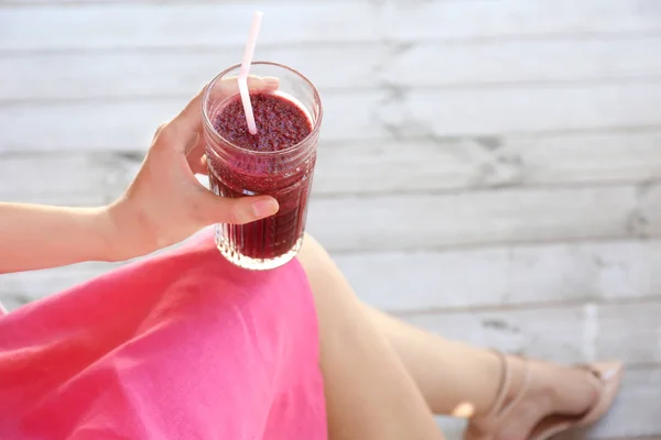 Vrouw met glas met lekkere verse smoothie in café — Stockfoto