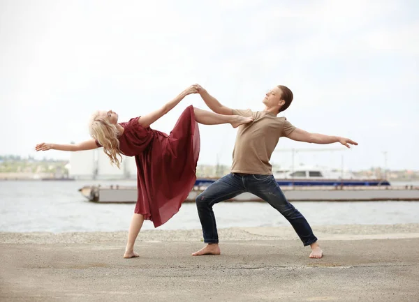 Appassionato coppia ballare all'aperto — Foto Stock