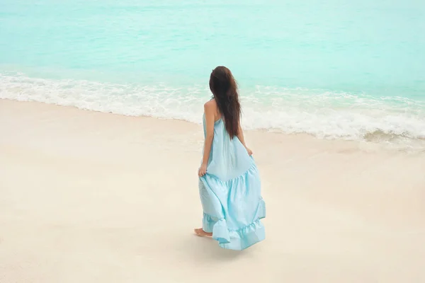 Молодая женщина на морском пляже — стоковое фото