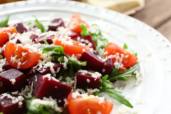 Тарелка со свекловичным салатом — стоковое фото