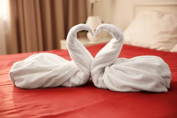 Deux cygnes serviettes sur le lit dans la chambre d'hôtel — Photo