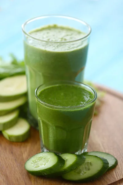 Bril met verse smakelijke groente smoothies op houten bord — Stockfoto