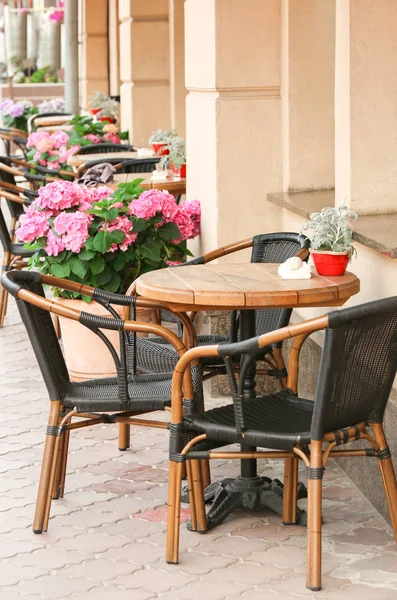 Chaises et tables dans le café — Photo