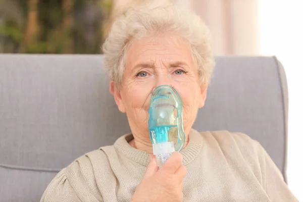 Mulher idosa em uso de máquina de asma em casa — Fotografia de Stock
