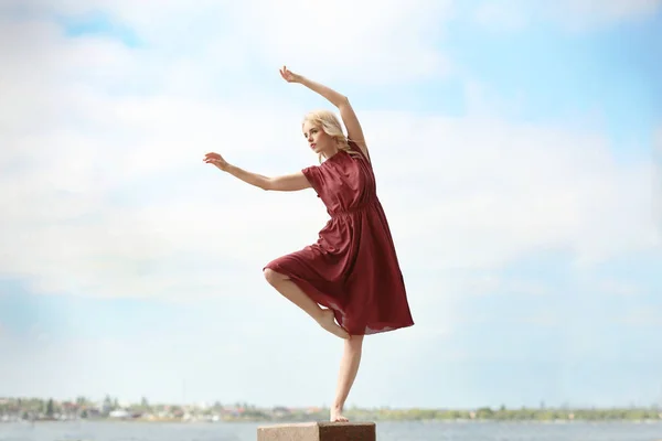 Belle femme passionnée dansant en plein air — Photo